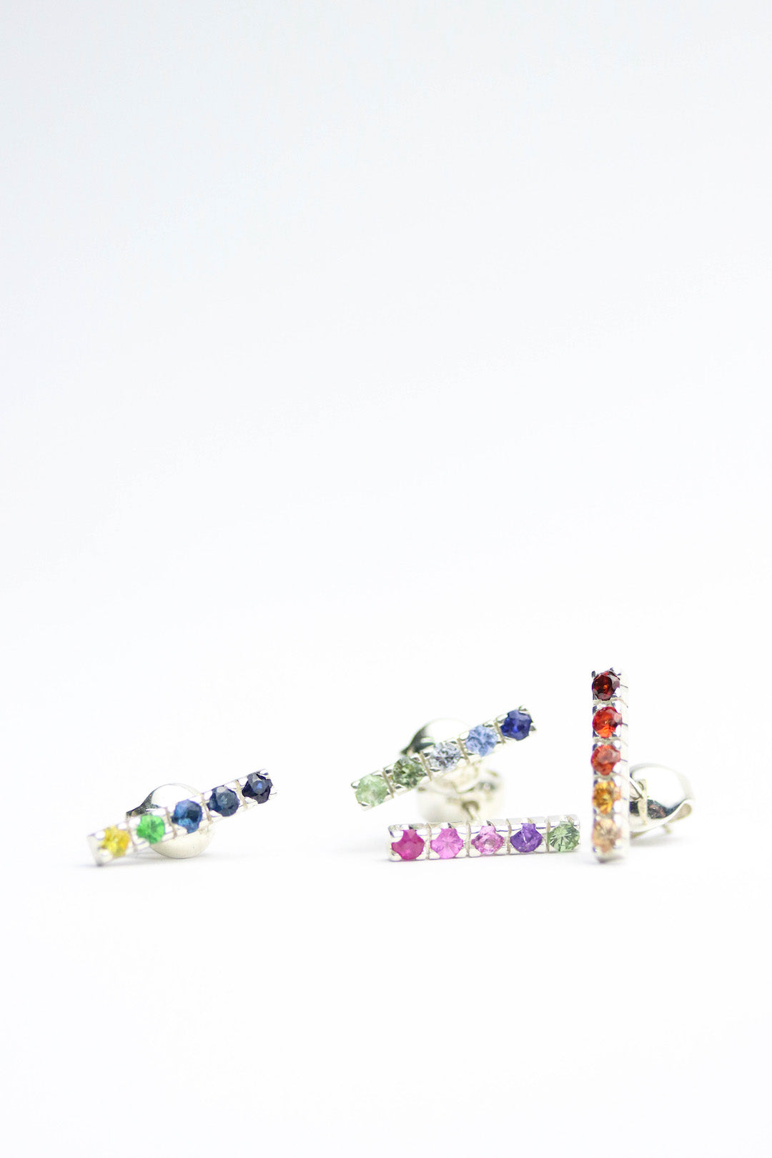 Broqueles de plata con zafiros de colores