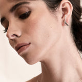 VI (Aretes Cruzado Diamante Negro)